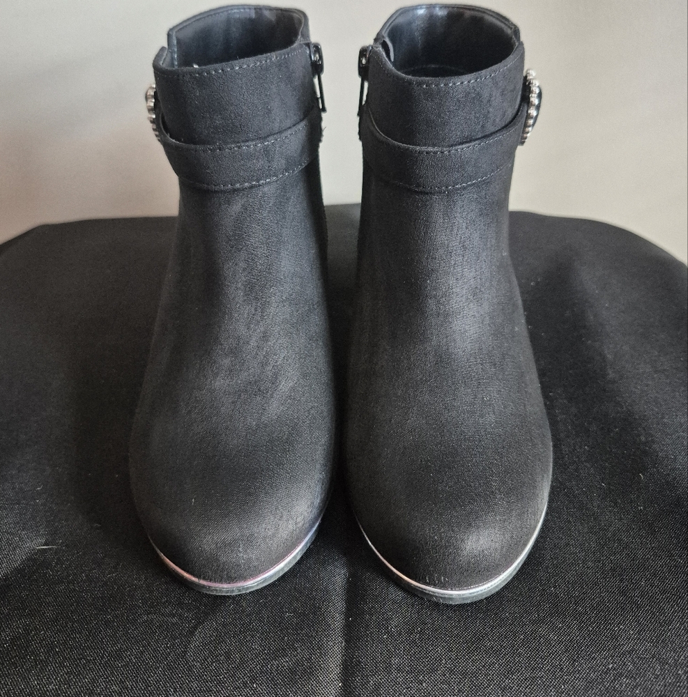 Shoes - Picture 2 of 3